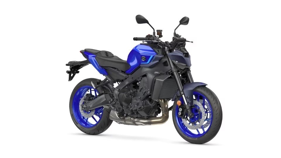 <div class='descrGalleryTitle'>Yamaha MT-09</div><div class='descrGalleryText'><p>La <b>MT-09 </b>è un modello conosciuto e stra conosciuto, tra l’altro al limite della premessa iniziale di “naked medie”. Per il 2024 Yamaha ha pensato ad un bel lifting, che se non ne stravolge il concetto, le dona comunque nuova linfa vitale. La <b>MT a tre cilindri</b> propone nuove sovrastrutture, il serbatoio è stato ridisegnato, e una posizione di guida inedita, con l’obiettivo di offrire maggiore libertà di movimento in sella. Il manubrio è più basso, le pedane sono più arretrate e rialzate: meno motardona, <b>più naked vera e propria</b>. È nuova anche tutta l’estetica, con un frontale anteriore che ricorda e non poco la maschera dell’armatura di Iron Man.&nbsp;</p>
<p>Rivisti l’airbox, il <b>cambio elettronico</b>, di terza generazione, l’impianto frenante anteriore, che prevede ora una pompa radiale Brembo. Il comparto sospensioni non cambia in modo sostanziale: la forcella è sempre una Kayaba rovesciata da 41 mm ma con una nuova taratura; il mono, sempre firmato KYB, guadagna leveraggi con una cinematica differente. <b>Aggiornata l’elettronica</b>, con più parametri personalizzabili e un nuovo display da 5”. La MT-09 2024 sarà disponibile dal prossimo marzo al prezzo di 11.159 euro chiavi in mano, anche in versione 35 kW.</p>
</div>